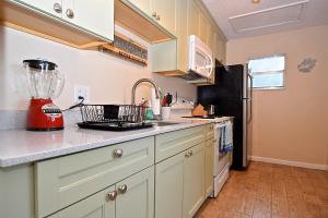 A kitchen or kitchenette at Crescent Street 1138 B, Walk to the beach, Pool, 1 Bedroom, Pet Friendly