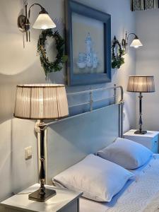- une chambre avec un lit et 2 lampes sur une table dans l'établissement Ferienwohnung am Elberadweg, à Meissen