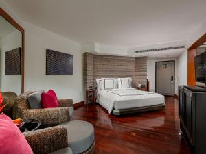 Llit o llits en una habitació de The Slate, Phuket