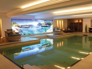 Bazén v ubytování salinenparc Design Budget Hotel nebo v jeho okolí
