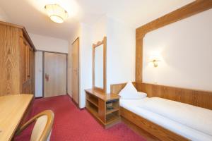 Postel nebo postele na pokoji v ubytování Hotel Goldener Löwe