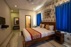 Vuode tai vuoteita majoituspaikassa Hotel Royal Pratap Niwas
