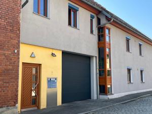 un edificio con una puerta de garaje a un lado en Studio A Am Burgberg, en Erlangen