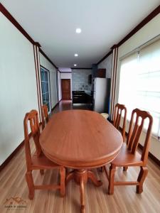 een eetkamer met een houten tafel en stoelen bij Sand-D House Pool Villa A8 at Rock Garden Beach Resort Rayong in Ban Ao Makham Pom