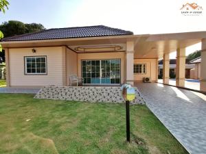 een huis met een parkeermeter in de tuin bij Sand-D House Pool Villa A8 at Rock Garden Beach Resort Rayong in Ban Ao Makham Pom