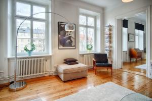 sala de estar con lámpara de pie y silla en Exclusive and light 3 room appartment in SoFo 97sqm, en Estocolmo