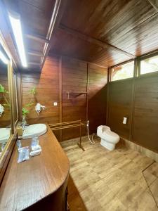 een badkamer met een wastafel en een toilet bij Leebong Island Resort in Leebong