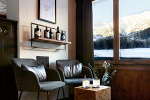 einen Therapieraum mit 2 Stühlen und einem Fenster in der Unterkunft Chalet Horn in Davos Wolfgang