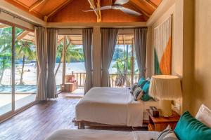 Кровать или кровати в номере Tolani Resort Koh Kood