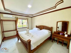 een slaapkamer met een groot bed en een spiegel bij Sand-D House Pool Villa A6 at Rock Garden Beach Resort Rayong in Ban Ao Makham Pom