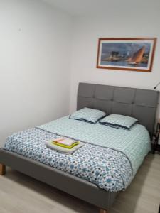 Un pat sau paturi într-o cameră la Appartement PLOEMEUR-Fort Bloqué