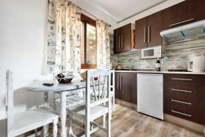 a kitchen with a table and chairs in a kitchen at La Casita Canaria y Lagar in Los Silos