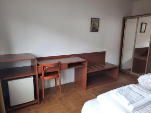 1 dormitorio con escritorio, 1 cama, escritorio y silla en Vandrarhem i Ullared, en Ullared