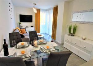ein Wohnzimmer mit einem Esstisch und einem Wohnzimmer in der Unterkunft Sunny Denia Apartment 4U - Mar Baltic 5 in Denia