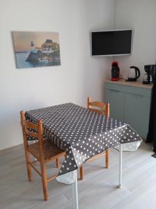 普洛埃默的住宿－Appartement PLOEMEUR-Fort Bloqué，一张桌子,上面有黑白的波尔卡圆桌布