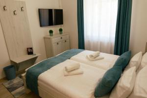 A bed or beds in a room at Munkácsy Villa - Szekszárd