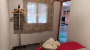 a room with a window and a basket of towels at Salicornia terrassa in Amposta