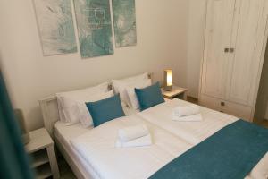 A bed or beds in a room at Munkácsy Villa - Szekszárd