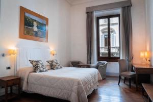 a hotel room with a bed and a window at Il Salotto Di Firenze in Florence