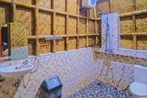 A bathroom at Villa Bambu Rinjani & Restaurant Mitra RedDoorz