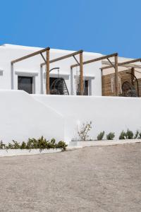 vistas a un edificio blanco con techo en ENDLESS BLUE from Syros - Vari Resort, en Vári