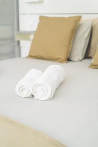 A bed or beds in a room at Home2Book Stylish Las Canteras3 Beach