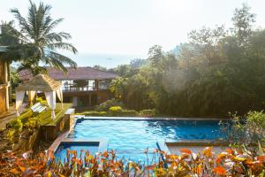 戈卡尔纳Kudle Beach View Resort And Spa Gokarna的花园中的一个游泳池