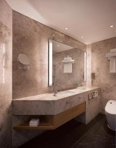 y baño con lavabo, espejo y aseo. en Holiday Inn Incheon Songdo, an IHG Hotel, en Incheon