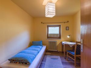 una camera con letto, scrivania e finestra di Apartment Rabl a Kirchbichl