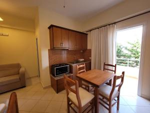 eine Küche und ein Esszimmer mit einem Tisch und Stühlen in der Unterkunft Vila Mihasi in Ksamil