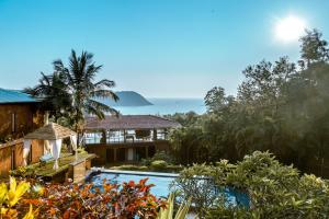 戈卡尔纳Kudle Beach View Resort And Spa Gokarna的一个带游泳池和房子的度假胜地