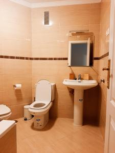 łazienka z toaletą i umywalką w obiekcie DV Properties Residencial Apartment #P4F2 w Maladze