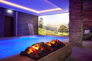 einen Pool mit Whirlpool in einem Haus in der Unterkunft Landhotel Voss im TalVital in Saalhausen