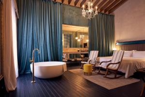Posteľ alebo postele v izbe v ubytovaní Can Bordoy Grand House Hotel GL Preferred Hotel