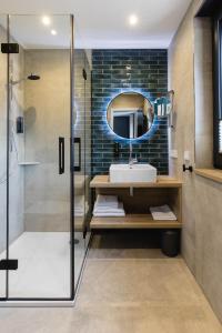 a bathroom with a sink and a shower at Zur Alten Mühle in Lützkampen