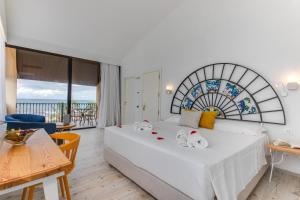 Ліжко або ліжка в номері Phi Hotel La Tonnara di Bonagia +142 фото