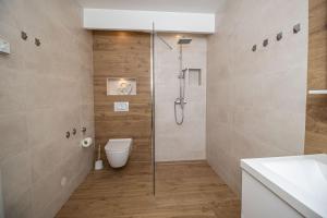 Et badeværelse på Apartmani ORION - Kasiopeja