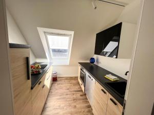 Η κουζίνα ή μικρή κουζίνα στο Kapitaenshaus-Lassen-Zimmer-Columbus-Suite