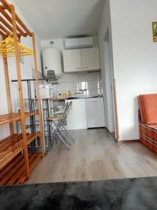 A kitchen or kitchenette at Kiad-lak apartmanok - SZÉP kártya elfogadó
