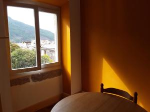 a room with a table and a window at Deux chambres chez l'habitant in Die