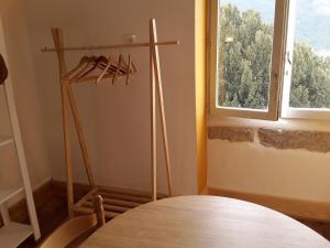 Pokój z drewnianym stołem i oknem w obiekcie Deux chambres chez l'habitant w mieście Die