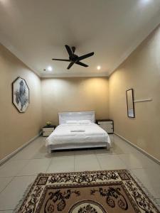 1 dormitorio con 1 cama y ventilador de techo en Sofia Adila Homestay en Hulu Langat