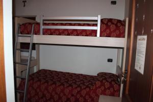 a bunk bed in a small room at Cà Del Ponte in Costermano