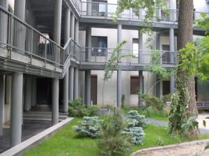 an external view of an apartment building with a garden at Apartamente Neptun Bosco in Neptun