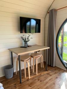 TV a/nebo společenská místnost v ubytování Laurel Farm Glamping