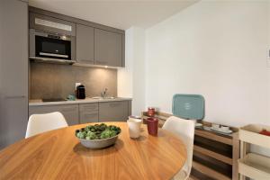Dapur atau dapur kecil di The 109 - Stunning new studios by the lake, close to city center of Lausanne