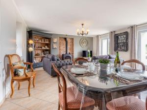 ein Esszimmer und ein Wohnzimmer mit Tisch und Stühlen in der Unterkunft Holiday Home Cottage du Hamel es Clos by Interhome in Bretteville-sur-Ay + 23 Fotos