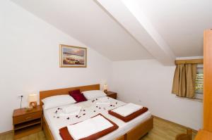 察夫塔特的住宿－山久公寓，一间卧室配有带白色床单和红色枕头的床。