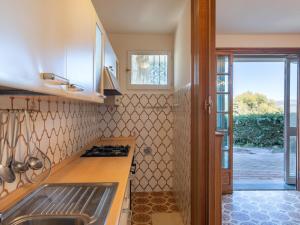- une cuisine avec un évier et un comptoir dans l'établissement Holiday Home Ca' Noscia by Interhome, à Gorleri