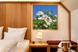 Ein Bett oder Betten in einem Zimmer der Unterkunft Flora auf Gut Guntrams